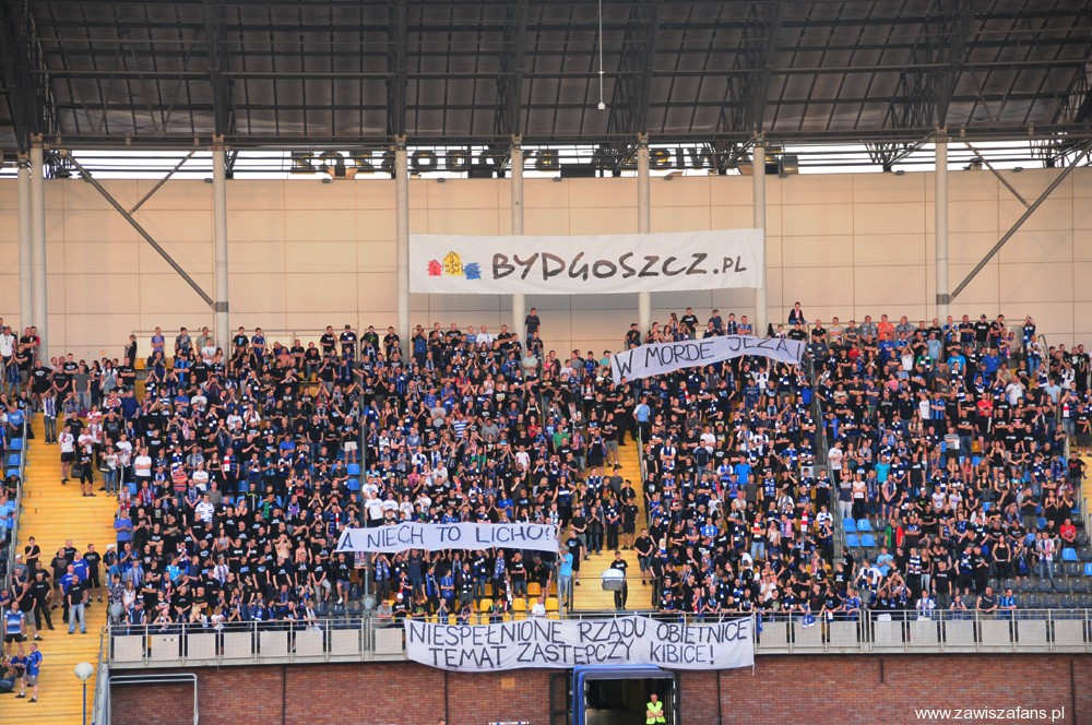 Zawisza Bydgoszcz - Elana Toruń 2:0 (1:0) (foto:zawiszafans.pl)
Zawisza Bydgoszcz - Elana Toruń 2:0 (1:0)

1:0 Imeh (27), 2:0 Bojas (90) 

Wyjazd do Bydgoszczy z wiadomych względów nie był organizowany... Mimo to na stadionie Zawiszy przy wielkim zdziwieniu "gamoni" pojawili się fani Elany, którzy okrzykami zaznaczają swojš obecność (wspólnie z fanami Zawiszy odpowiednio oznajmiamy, co myślimy o obecnej sytuacji na stadionach). 
Podziękowania dla kibiców Zawiszy za pomoc w wejściu na stadion - MY KIBOLE ZAWSZE RAZEM! 
