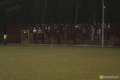 Nielba Wągrowiec - Elana Toruń 0:1 (0:0) (foto: nozna.nielba.pl)
Nielba Wągrowiec - Elana Toruń 0:1 (0:0)

0:1 Mądrzejewski (69)

Na pierwszy wyjazd rundy wiosennej do Wągrowca wybrało się 61 kibiców Elany. Pod stadion dojeżdżamy chwile przed rozpoczęciem meczu, także mimo szybkiego wejścia większość osób wchodzi gdy mecz już trwa. Nasz doping dobry, ale z przerwami. Nielba wystawia 25-30 osobowy młynek dopingując też z przerwami przez cały mecz. Droga powrotna mija w wesołej atmosferze. Pozdrowienia dla obecnych!

