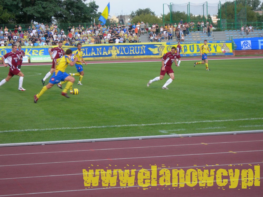 Elana Toruń - Wierzyca Pelplin 3:1 (1:0)
Elana Toruń - Wierzyca Pelplin 3:1 (1:0)
Bramki dla Elany: 1:0 V.Dah (1), 2:0 M.Nowaczyk (47), 2:1 M.Szczepański (61), 3:1 J.Maćkiewicz (72)

Na tym meczu nasz młyn liczył 250 - 300 osób. Na płocie powiesiliśmy pięć flag w tym po jednej, Myszkowa i Ruchu oprócz tego mieliśmy też flagi na kijach. Nasz doping był dobry i prowadzony przez całe spotkanie. Krótko mówiąc mecz na trybunach i boisku bardzo udany! Kibiców gości oczywiście nie było, my za to gościliśmy 4 fanów KS Myszków.

