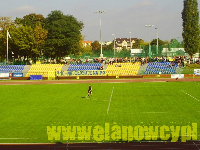Elana Toruń - GKS Tychy 0:1 (0:0)
Elana Toruń - GKS Tychy 0:1 (0:0)
0:1 K. Bizacki (87-karny)

Mecz z GKS-em Tychy miał być jednym z ciekawszych spotkań na trybunach w Toruniu jednak prezes naszego klubu postarał się o to, żeby takim nie był: najpierw nie wydał decyzji o wpuszczeniu na stadion kibiców gości (zasłaniając się przy tym delegatem pzpn), a później nie zareagował na zablokowanie przez ochronę możliwości wywieszenia flag przez kibiców Elany, chociaż stał obok i udawał, że nic nie może w tej sytuacji zrobić - zapomniał chyba, że to on jest organizatorem spotkań Elany w Toruniu i to do niego należą ostateczne decyzje a nie do "widzimisię" POlicji czy ochroniarek!
Chwilę po rozpoczęciu meczu fani Elany, których tego dnia byłoby w młynie 500 albo i więcej (nie wszyscy zdążyli wejść na sektor) wywiesili transparent: "9.10. - NIE GŁOSUJĘ NA PO", oznajmili kilkoma okrzykami, co myślą o tej sytuacji i dla kogo jest piłka nożna, po czym opuścili stadion i do końca meczu stali na tarasie pobliskiego lodowiska.
Z nami tego dnia 11 chłopaków z WfcG, 6 Ruchu Chorzów i 4 Jeziorowców -dzięki dla wszystkich za wsparcie! 
Kibice gości, którzy określili swoje liczby na: około 300 GKS Tychy + 60 ŁKS Łódź (w tym 20 Włocławek) + 60 Zawisza Bydgoszcz + 23 Sandecja Nowy Sšcz + 4 Cracovia Kraków, stali pod bramą dla fanów gości do końca pierwszej połowy, po czym udali się w drogę powrotną.
Podsumowujšc: Takiej atmosfery dawno nie było na Bema, to zasługa... całego zarządu klubu, którzy mają swoje sposoby na przyciąganie kibiców na stadiony...(to chyba ten zielony autobus MZK Elany robi swoje)... Brawo, jeszcze trochę a zostaniecie na stadionie z garstką pikników i liczną ekipą ochroniarzy i tajniaków ;)


PIŁKA NOŻNA DLA KIBICÓW ! 



